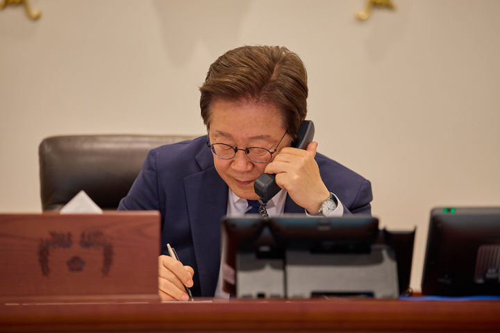 [서울=뉴시스] 이재명 대통령이 지난 1일 서울 용산구 대통령실 청사 집무실에서 모하메드 빈 자이드 알 나흐얀 아랍에미리트연합국(UAE) 대통령과 통화를 하고 있다. (사진=대통령실 제공) 2025.07.01. photo@newsis.com *재판매 및 DB 금지