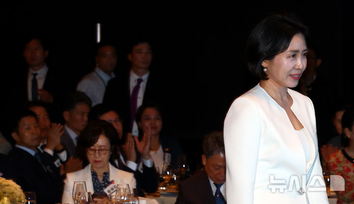 [서울=뉴시스] 박주성 기자 = 이재명 대통령 부인 김혜경 여사가 1일 서울 중구 서울신라호텔 2층 다이너스티 홀에서 열린 제4회 여성기업주간 개막식에 참석하고 있다. 2025.07.01. park7691@newsis.com