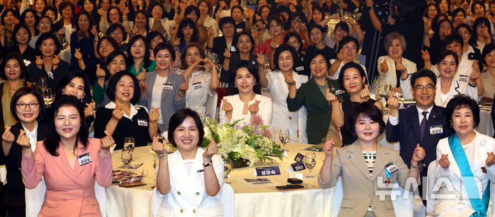 [서울=뉴시스] 박주성 기자 = 이재명 대통령 부인 김혜경 여사와 박창숙 한국경제인협회 회장, 이부진 호텔신라 사장을 비롯한 여성기업인들이 1일 서울 중구 서울신라호텔 2층 다이너스티 홀에서 열린 제4회 여성기업주간 개막식에 참석해 기념촬영을 하고 있다. 2025.07.01. park7691@newsis.com