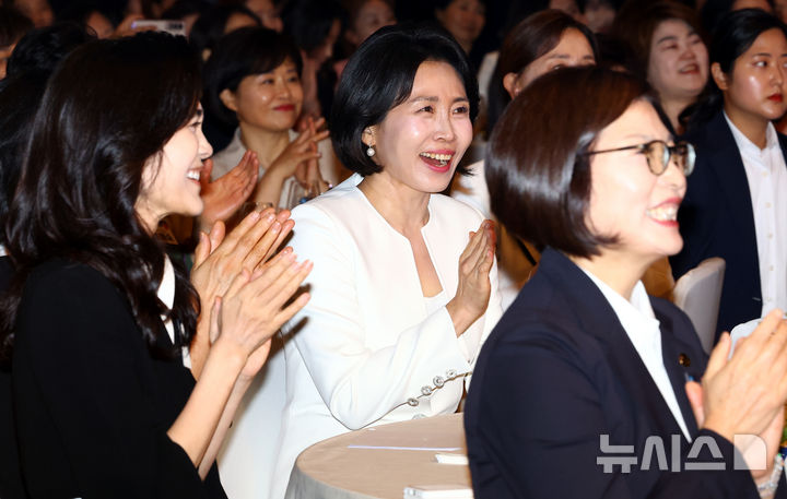 [서울=뉴시스] 박주성 기자 = 이재명 대통령 부인 김혜경 여사와 이부진 호텔신라 사장을 비롯한 여성기업인들이 1일 서울 중구 서울신라호텔 2층 다이너스티 홀에서 열린 제4회 여성기업주간 개막식에 참석해 어린이 합창단의 공연을 관람하며 환하게 웃고 있다. 2025.07.01. park7691@newsis.com