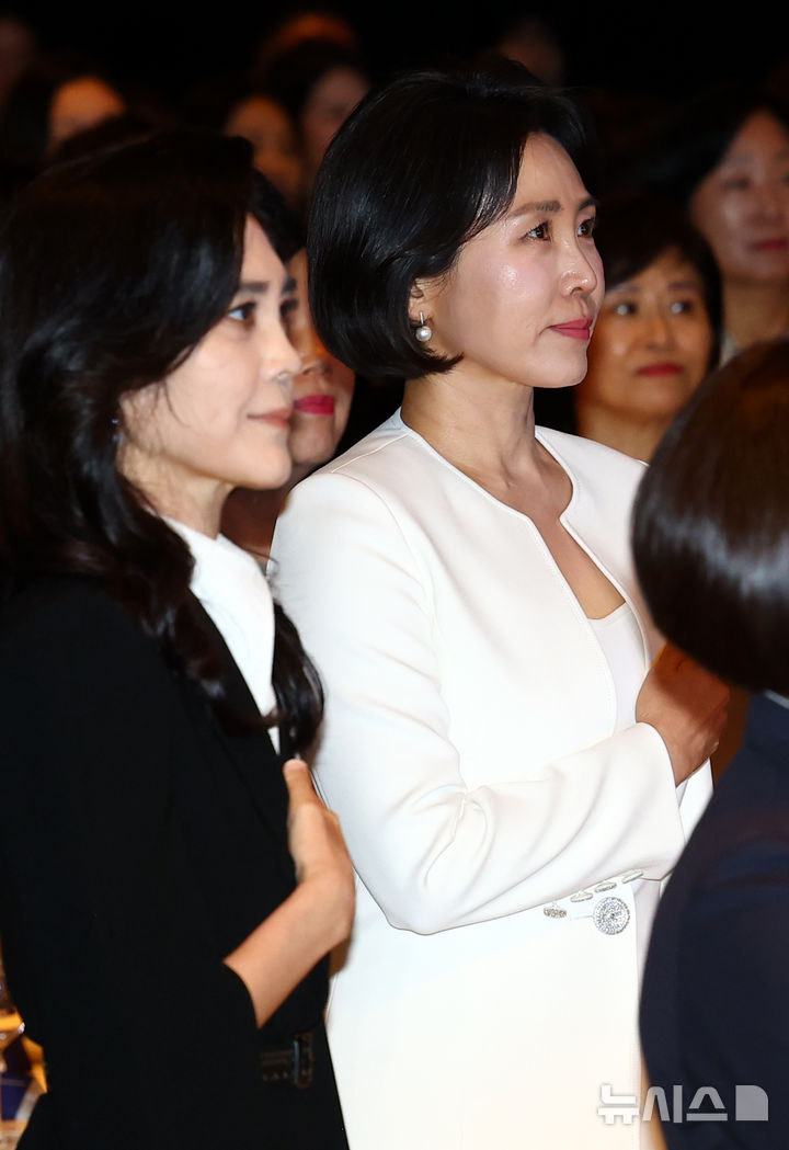[서울=뉴시스] 박주성 기자 = 이재명 대통령 부인 김혜경 여사와 이부진 호텔신라 사장을 비롯한 여성기업인들이 1일 서울 중구 서울신라호텔 2층 다이너스티 홀에서 열린 제4회 여성기업주간 개막식에 참석해 국민의례를 하고 있다. 2025.07.01. park7691@newsis.com