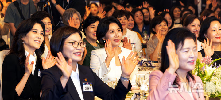 [서울=뉴시스] 박주성 기자 = 이재명 대통령 부인 김혜경 여사와 이부진 호텔신라 사장을 비롯한 여성기업인들이 1일 서울 중구 서울신라호텔 2층 다이너스티 홀에서 열린 제4회 여성기업주간 개막식에 참석해 기념촬영을 하고 있다. 2025.07.01. park7691@newsis.com