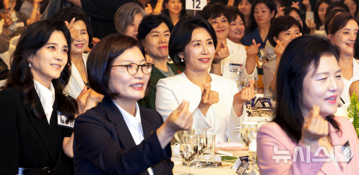 [서울=뉴시스] 박주성 기자 = 이재명 대통령 부인 김혜경 여사와 이부진 호텔신라 사장을 비롯한 여성기업인들이 1일 서울 중구 서울신라호텔 2층 다이너스티 홀에서 열린 제4회 여성기업주간 개막식에 참석해 기념촬영을 하고 있다. 2025.07.01. park7691@newsis.com