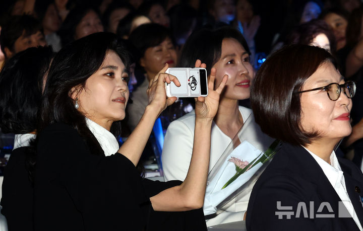 [서울=뉴시스] 박주성 기자 = 이부진 호텔신라 사장이 1일 서울 중구 서울신라호텔 2층 다이너스티 홀에서 열린 제4회 여성기업주간 개막식에 참석해 어린이 합창단 공연을 핸드폰으로 촬영하고 있다. 2025.07.01. park7691@newsis.com