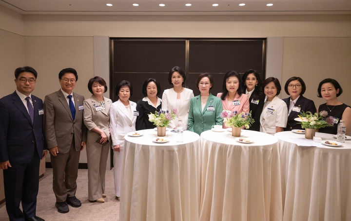 [서울=뉴시스] 이재명 대통령 부인 김혜경 여사가 1일 서울 중구 신라호텔에서 열린 제4회 여성기업주간 개막식에 앞서 환담장에서 박창숙 한국여성경제인협회 회장, 이부진 호텔신라 사장 등 참석자들과 기념촬영을 하고 있다. (사진=대통령실 제공) 2025.07.01. photo@newsis.com *재판매 및 DB 금지