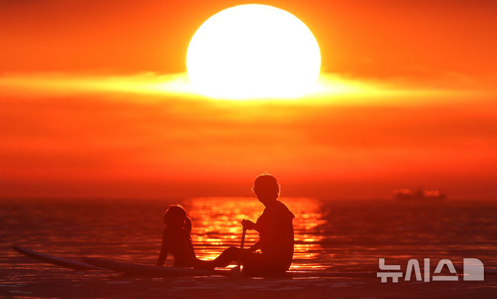 [제주=뉴시스] 우장호 기자 = 나흘째 폭염특보가 이어진 1일 오후 제주시 이호테우 해변에서 바라본 서쪽 수평선으로 뜨거운 태양이 지고 있다. 2025.07.01. woo1223@newsis.com