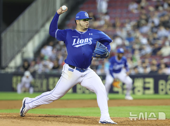 [서울=뉴시스] 황준선 기자 = 1일 서울 송파구 잠실야구장에서 열린 2025 KBO리그 삼성 라이온즈와 두산 베어스의 경기, 7회 초 삼성 선발 후라도가 역투하고 있다. 2025.07.01. hwang@newsis.com