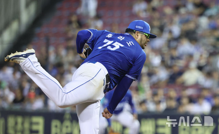 [서울=뉴시스] 황준선 기자 = 1일 서울 송파구 잠실야구장에서 열린 2025 KBO리그 삼성 라이온즈와 두산 베어스의 경기, 7회 초 삼성 선발 후라도가 역투하고 있다. 2025.07.01. hwang@newsis.com