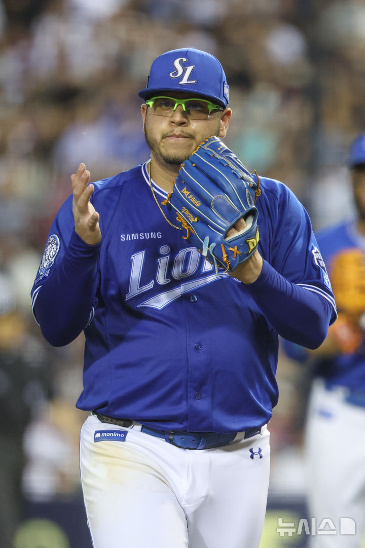 [서울=뉴시스] 황준선 기자 = 1일 서울 송파구 잠실야구장에서 열린 2025 KBO리그 삼성 라이온즈와 두산 베어스의 경기, 7회 초 삼성 선발 후라도가 이닝을 마친 뒤 더그아웃으로 돌아오며 기뻐하고 있다. 2025.07.01. hwang@newsis.com