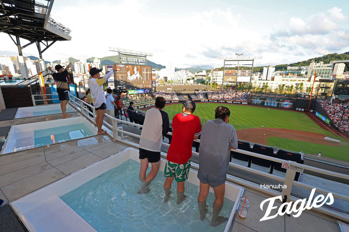 [서울=뉴시스] 김진아 기자 = 1일 오후 대전한화생명 볼파크에서 열린 2025 KBO 리그 한화 이글스와 NC 다이노스 경기, 관중들이 자쿠지에서 경기를 관람하고 있다.한화는 이번 NC와 홈 3연전 기간동안 인피니티 풀을 시범 운영한 뒤 8일 KIA 타이거즈와의 홈 경기부터 팬들에게 공개할 예정이다. (사진=한화이글스 제공) 2025.07.01. photo@newsis.com&nbsp; *재판매 및 DB 금지