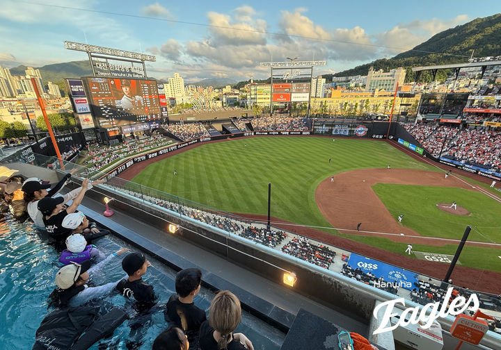 [서울=뉴시스] 김진아 기자 = 1일 오후 대전한화생명 볼파크에서 열린 2025 KBO 리그 한화 이글스와 NC 다이노스 경기, 관중들이 인피니티 풀에서 경기를 관람하고 있다. (사진=한화이글스 제공) 2025.07.01. photo@newsis.com *재판매 및 DB 금지