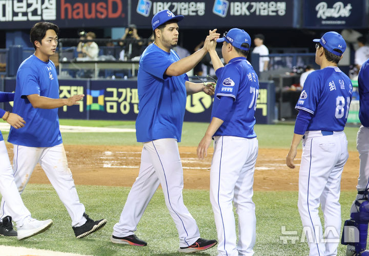 [서울=뉴시스] 황준선 기자 = 1일 서울 송파구 잠실야구장에서 열린 2025 KBO리그 삼성 라이온즈와 두산 베어스의 경기, 4-1로 승리를 거둔 삼성 후라도와 박진만 감독이 기쁨을 나누고 있다. 2025.07.01. hwang@newsis.com