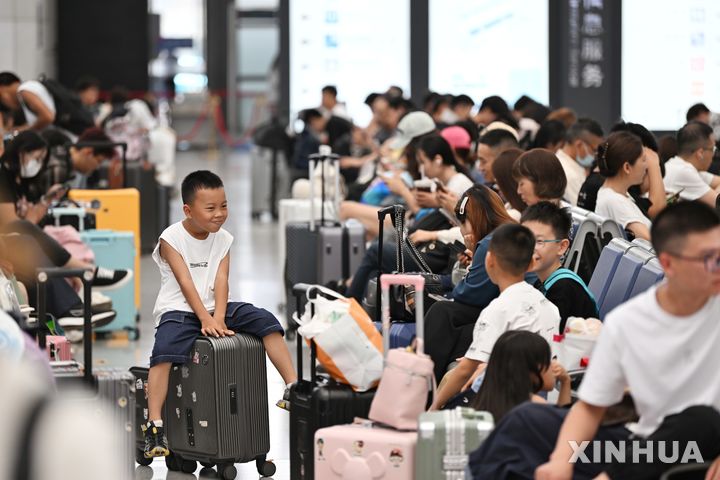 [톈진=신화/뉴시스] 1일 중국 철도당국은 이날부터 8월 31일까지 약 두 달간 여름휴가 특별 운송 기간을 운영한다고 밝히면서 철도를 이용해 이동하는 인원은 총 9억5300만 명에 이를 것으로 전망했다. 이날 톈진의 한 기차역이 사람들로 가득찬 모습. 2025.07.02