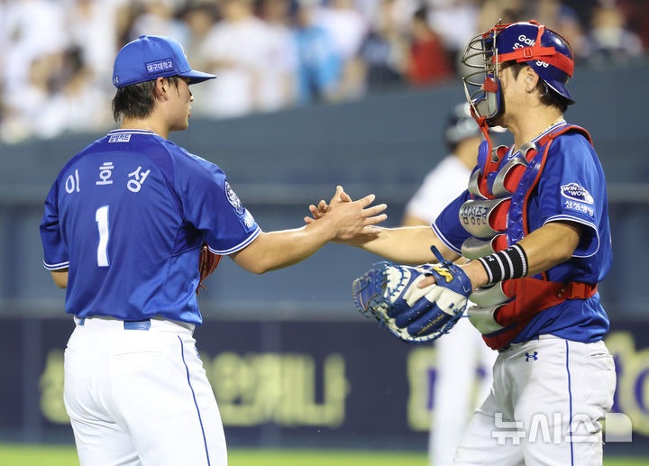 [서울=뉴시스] 황준선 기자 = 1일 서울 송파구 잠실야구장에서 열린 2025 KBO리그 삼성 라이온즈와 두산 베어스의 경기, 4-1로 승리를 거둔 삼성 마무리 이호성과 포수 강민호가 자축하고 있다. 2025.07.01. hwang@newsis.com