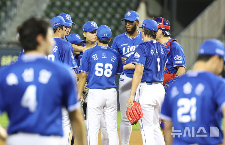 [서울=뉴시스] 황준선 기자 = 1일 서울 송파구 잠실야구장에서 열린 2025 KBO리그 삼성 라이온즈와 두산 베어스의 경기, 4-1로 승리를 거둔 삼성 선수들이 자축하고 있다. 2025.07.01. hwang@newsis.com