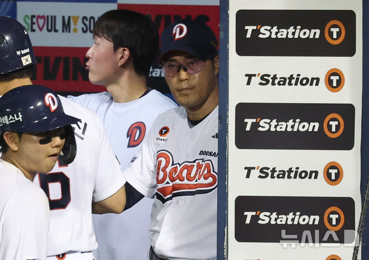 [서울=뉴시스] 황준선 기자 = 1일 서울 송파구 잠실야구장에서 열린 2025 KBO리그 삼성 라이온즈와 두산 베어스의 경기, 두산 조성환 감독 대행이 경기를 지켜보고 있다. 2025.07.01. hwang@newsis.com