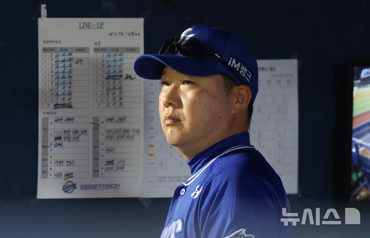 [서울=뉴시스] 황준선 기자 = 1일 서울 송파구 잠실야구장에서 열린 2025 KBO리그 삼성 라이온즈와 두산 베어스의 경기, 삼성 박진만 감독이 경기를 지켜보고 있다. 2025.07.01. hwang@newsis.com