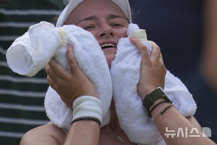 [런던=AP/뉴시스] 체코의 바보라 크레이치코바가 1일(현지 시간) 영국 런던 올잉글랜드 클럽에서 열린 2025 윔블던 테니스 대회 여자 단식 1회전 필리핀의 알렉산드리 이알라와의 경기에서 얼음주머니로 더위를 식히고 있다. 2025.07.02.<font style="vertical-align: inherit;"><font style="vertical-align: inherit;"></font></font>