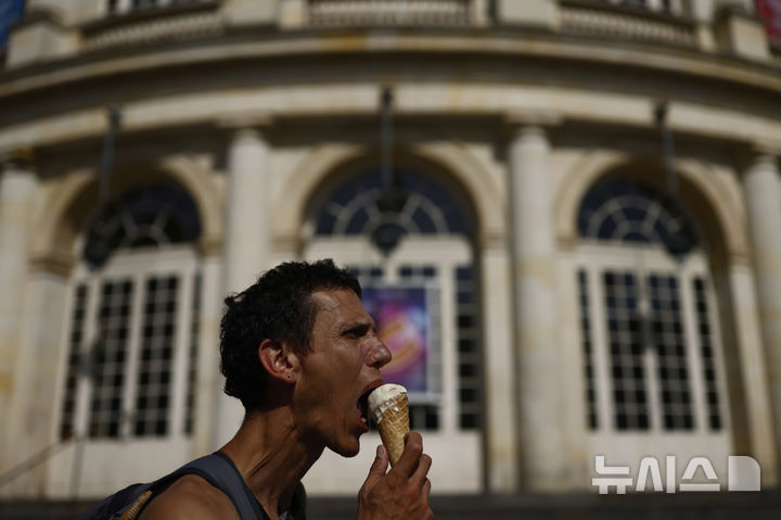 <font style="vertical-align: inherit;"><font style="vertical-align: inherit;">[렌=AP/뉴시스] 폭염이 이어진 1일(현지 시간) 프랑스 서부 렌에서 한 남성이 아이스크림을 먹고 있다. 2025.07.02.</font></font>