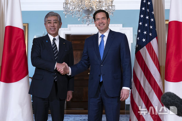 [워싱턴=AP/뉴시스]이와야 다케시(왼쪽) 일본 외무상이 1일(현지 시간) 미국 워싱턴 국무부에서 마코 루비오 국무장관과 양자 회담에 앞서 악수를 하고 있다. 2025.07.02.