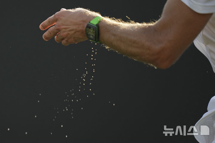 [런던=AP/뉴시스] 1일(현지 시간) 영국 런던 올잉글랜드 클럽에서 열린 2025 윔블던 테니스 대회 남자 단식 1회전 불가리아의 그리거 디미트로프와 일본의 요시히토 니시오카와의 경기에서 디미트로프의 손목에서 땀이 흐르고 있다. 2025.07.02.<font style="vertical-align: inherit;"><font style="vertical-align: inherit;"></font></font>