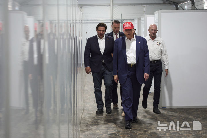 [플로리다=AP/뉴시스] 1일(현지 시간) AP통신, ABC뉴스에 따르면 트럼프 대통령은 이날 시설을 방문해 "이곳은 곧 지구상에서 가장 흉악한 이민자들, 가장 위험한 이들 일부를 수용하게 될 것"이라고 말했다. 사진은 도널드 트럼프 대통령이 1일(현지 시간) 플로리다주 오초피에 있는 데이드-콜리어 전환 및 훈련 시설 내 새로운 이민자 구금시설인 ‘악어 알카트라즈’를 둘러보고 있다. 2025.07.02.