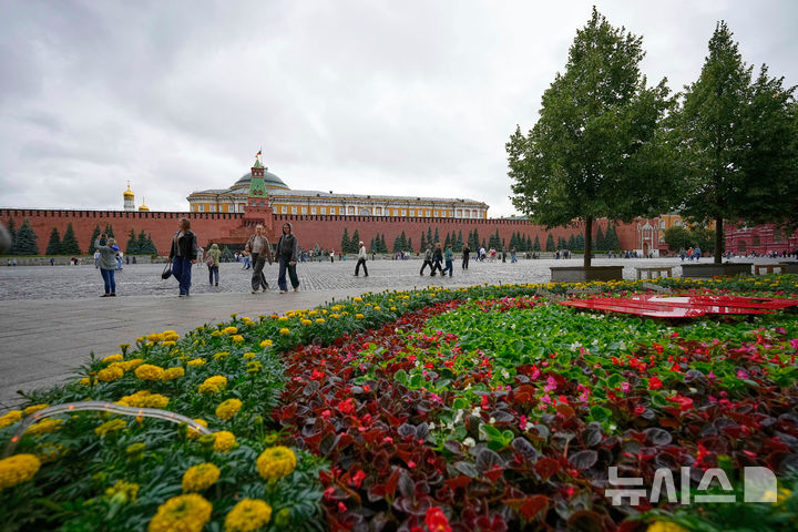 <font style="vertical-align: inherit;"><font style="vertical-align: inherit;">[모스크바=AP/뉴시스] 1일(현지 시간) 러시아 모스크바 붉은 광장의 굼 백화점 앞에서 열린 연례 꽃 축제를 찾은 시민들이 관람하고 있다. 이날 기온은 13도로 평소보다 서늘한 날씨였다. 2025.07.11.</font></font>