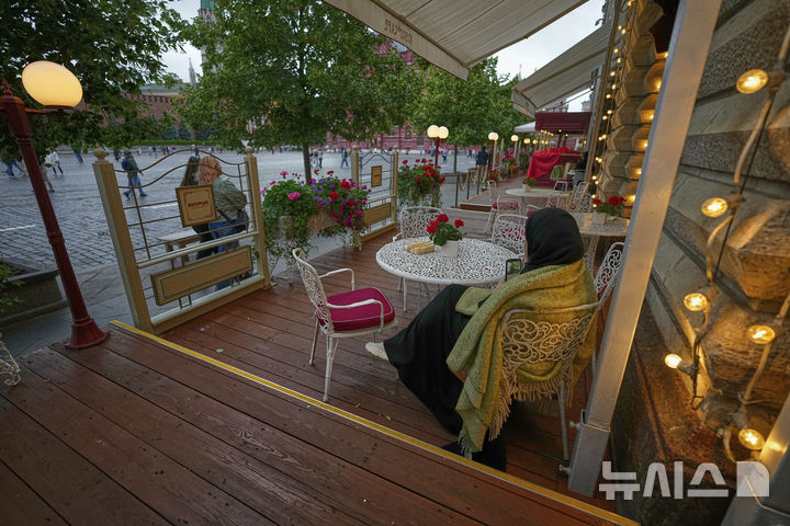 <font style="vertical-align: inherit;"><font style="vertical-align: inherit;">[모스크바=AP/뉴시스] 1일(현지 시간) 러시아 모스크바 붉은 광장의 한 노천 카페에 여성이 앉아 있다. 이날 기온은 13도로 평소보다 서늘한 날씨였다. 2025.07.11.</font></font>