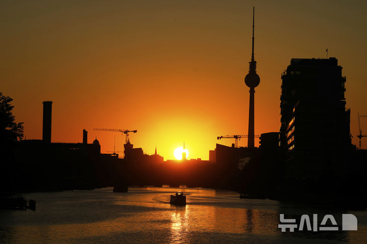 <font style="vertical-align: inherit;"><font style="vertical-align: inherit;">[베를린=AP/뉴시스] 더위가 이어진 1일(현지 시간) 독일 베를린에서 노을이 지고 있다. 2025.07.02.</font></font>