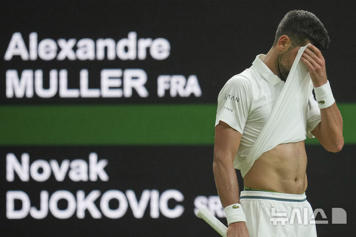 [런던=AP/뉴시스] 노바크 조코비치(6위·세르비아)가 1일(현지 시간) 영국 런던 올잉글랜드 클럽에서 열린 2025 윔블던 테니스 대회 남자 단식 1회전에서 알렉상드르 뮐러(41위·프랑스)와 경기 중 땀을 닦고 있다. 경기 중 복통을 겪기도 한 조코비치가 3-1(6-1 6-7 6-2 6-2)로 승리하고 2회전에 올랐다. 2025.07.02.