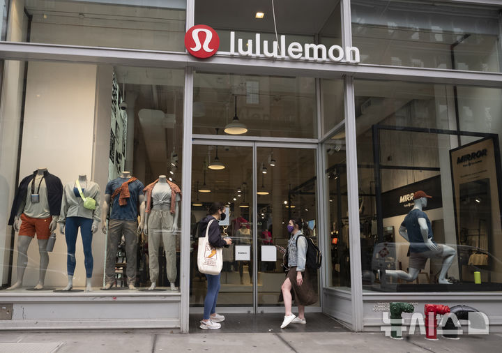 [뉴욕=AP/뉴시스] 1일(현지 시간) AP통신과 워싱턴포스트에 따르면 룰루레몬은 지난달 25일 캘리포니아주 연방법원에 코스트코를 상대로 디자인 특허 침해 소송을 제기했다. 사진은 2021년 3월 25일 뉴욕에 위치한 룰루레몬 매장 쇼윈도에 전시된 룰루레몬 패션 제품들. 2025.07.02.