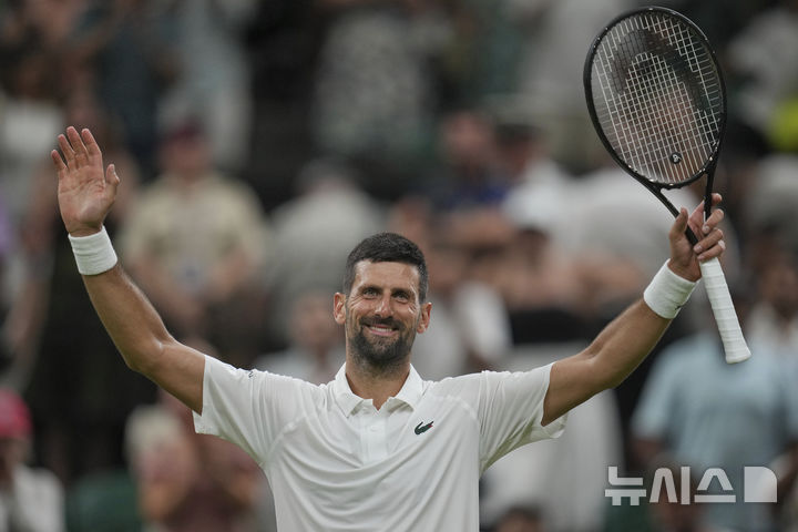 [런던=AP/뉴시스] 노바크 조코비치(6위·세르비아)가 1일(현지 시간) 영국 런던 올잉글랜드 클럽에서 열린 2025 윔블던 테니스 대회 남자 단식 1회전에서 알렉상드르 뮐러(41위·프랑스)를 꺾은 후 세리머니하고 있다. 경기 중 복통을 겪기도 한 조코비치가 3-1(6-1 6-7 6-2 6-2)로 승리하고 2회전에 올랐다. 2025.07.02.