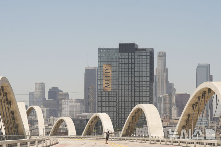 [로스앤젤레스=AP/뉴시스] 22일(현지 시간) CNN에 따르면 도로와 교량의 조명이 꺼지고 911 긴급 전화가 연결되지 않으며, 전선 교체 비용이 소비자에게 전가돼 공공요금이 오르는 등 구리값 상승으로 인한 예상치 못한 여파가 미국 전역에서 나타나고 있다. 사진은 7월 1일(현지 시간) 식스 스트리트 브리지. 2025.12.23.