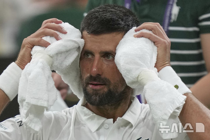 [런던=AP/뉴시스] 노바크 조코비치(6위·세르비아)가 1일(현지 시간) 영국 런던 올잉글랜드 클럽에서 열린 2025 윔블던 테니스 대회 남자 단식 1회전 알렉상드르 뮐러(41위·프랑스)와 경기 중 얼음주머니로 더위를 식히고 있다. 2025.07.02.