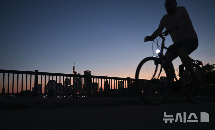 <font style="vertical-align: inherit;"><font style="vertical-align: inherit;">[프랑크푸르트=AP/뉴시스] 더위가 이어진 1일(현지 시간) 독일 프랑크푸르트 마인에서 한 시민이 자전거를 타고 있다. 2025.07.02.</font></font>