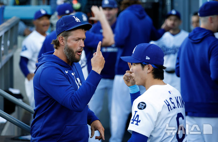 [로스앤젤레스=AP/뉴시스] LA 다저스의 김혜성(오른쪽)이 1일(현지 시간) 미 캘리포니아주 로스앤젤레스 다저 스타디움에서 열린 2025 메이저리그 시카고 화이트삭스와 경기 전 더그아웃에서 투수 클레이튼 커쇼와 대화하고 있다. 김혜성은 이날 3타수 무안타 1삼진을 기록했고 다저스는 6-1로 승리했다. 2025.07.02.