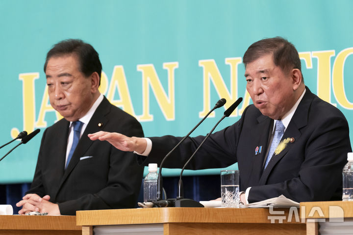 [도쿄=AP/뉴시스]일본 집권 자민당 총재인 이시바 시게루 총리가 지난 2일 일본기자클럽이 주최한 정당 토론회에서 발언하고 있다. 그의 옆에 제1 야당 입헌민주당 노다 요시히코 대표가 이시바 총리의 발언을 듣고 있다. 2025.07.10.