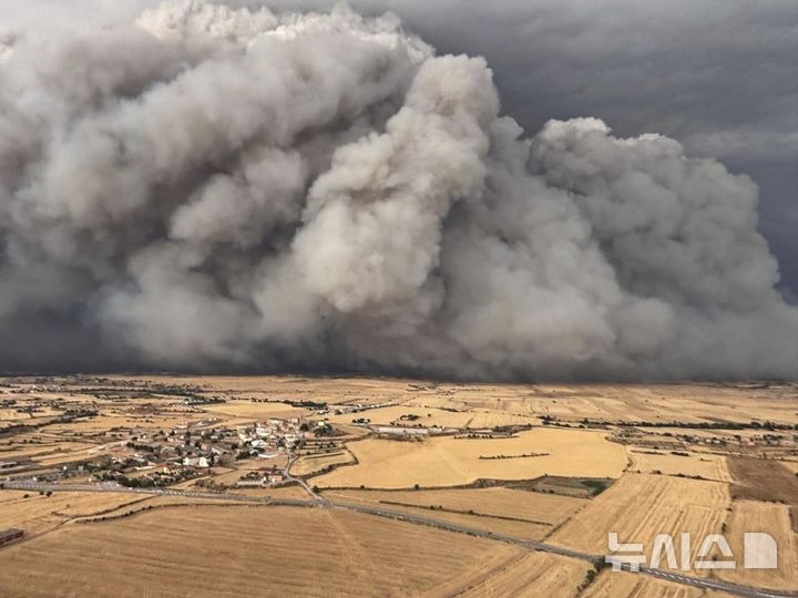 [AP/뉴시스] 스페인 카탈루냐 통신 제공 사진으로 1일 레이다주 세가라 지역서 큰 산불이 나 연기사 솟아오르고 있다