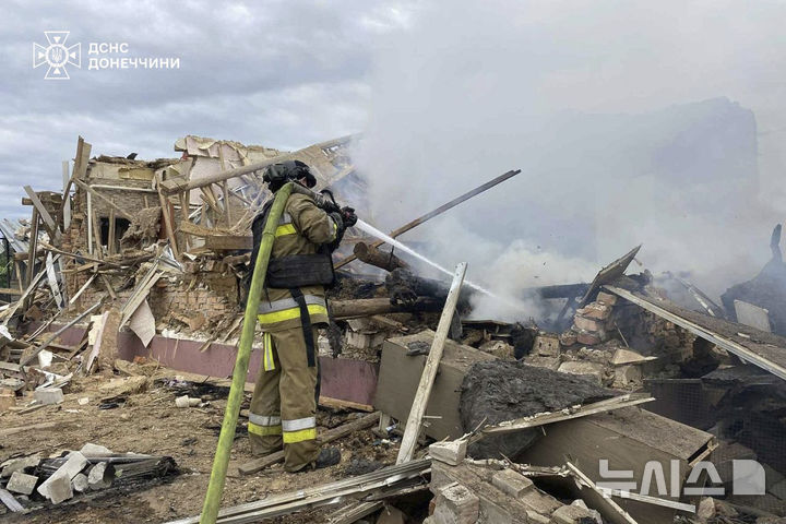 [도네츠크=AP/뉴시스] 2일(현지 시간) 우크라이나 도네츠크에서 러시아 공격으로 건물들이 파손되어 있다. (출처:&nbsp; 우크라이나 비상서비스 제공). 2025.07.03.