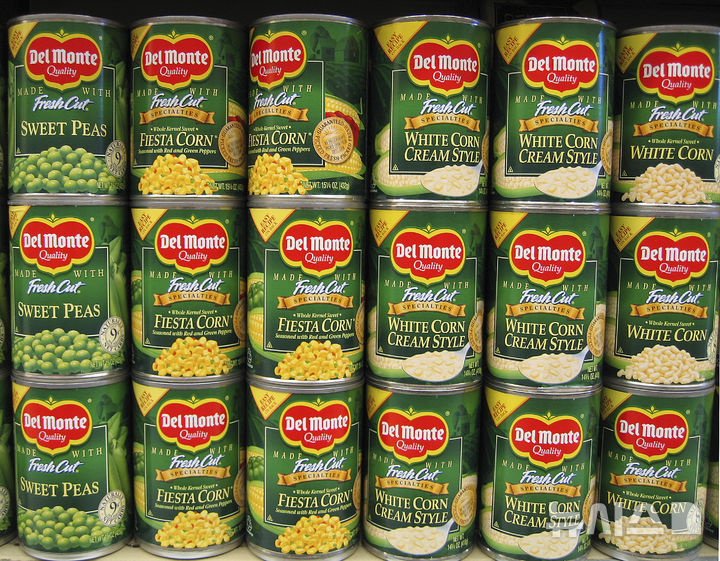 [캘리포니아=AP/뉴시스] 2일(현지 시간) 월스트리트저널, AP 통신 등에 따르면 캘리포니아주에 본사를 둔 델몬트 푸즈는 코로나19 펜데믹 이후 통조림 과일·채소 판매 부진으로 파산을 신청하고 매수자를 모색한다. 사진은 캘리포니아 버클리에서 판매 중인 델몬트 통조림 채소.