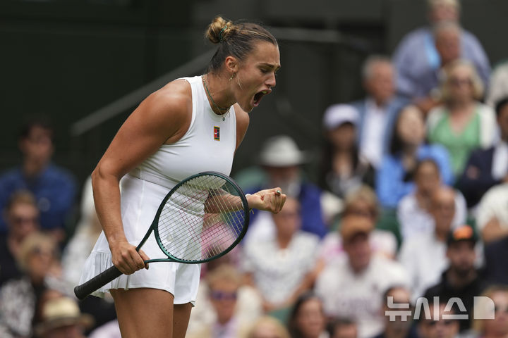 [런던=AP/뉴시스] 아리나 사발렌카(1위·벨라루스)가 2일(현지 시간) 영국 런던 올잉글랜드 클럽에서 열린 2025 윔블던 테니스 대회 여자 단식 2회전에서 마리 보즈코바(48위·체코)와 경기 중 환호하고 있다. 사발렌카가 2-0(7-6 6-4)으로 승리하고 무난히 3회전에 올랐다. 2025.07.03.
