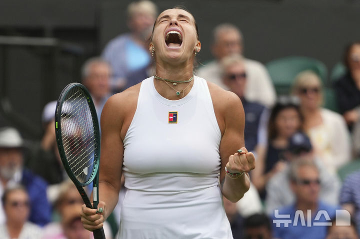[런던=AP/뉴시스] 아리나 사발렌카(1위·벨라루스)가 2일(현지 시간) 영국 런던 올잉글랜드 클럽에서 열린 2025 윔블던 테니스 대회 여자 단식 2회전에서 마리 보즈코바(48위·체코)와 경기 중 환호하고 있다. 사발렌카가 2-0(7-6 6-4)으로 승리하고 무난히 3회전에 올랐다. 2025.07.03.