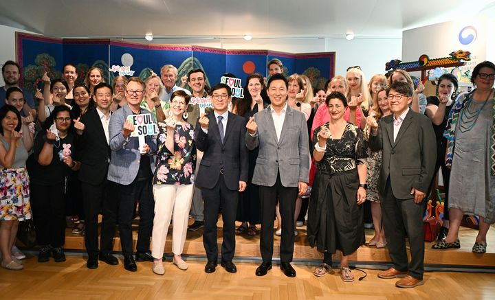 [빈(오스트리아)=뉴시스]오세훈 서울시장이 1일(현지 시각) 주오스트리아 한국문화원에서 열린 '서울 in Wien’ 행사에서 참석자들과 기념 촬영하고 있다.(제공=서울시)