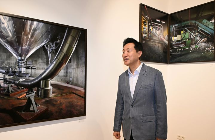 [빈(오스트리아)=뉴시스]오세훈 서울시장이 1일(현지 시각) 광복 80주년과 오스트리아 제2공화국 수립을 기념해 주오스트리아 한국문화원에서 개최된 사진전을 관람하고 있다.(제공=서울시)
