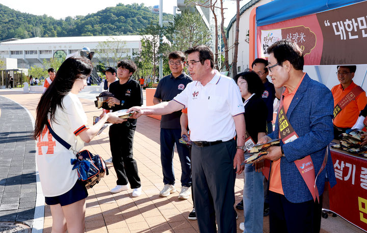 [보령=뉴시스] 대전한화생명볼파크에서 지역 특산물을 홍보하는 김동일 보령시장. (사진=보령시청 제공) *재판매 및 DB 금지