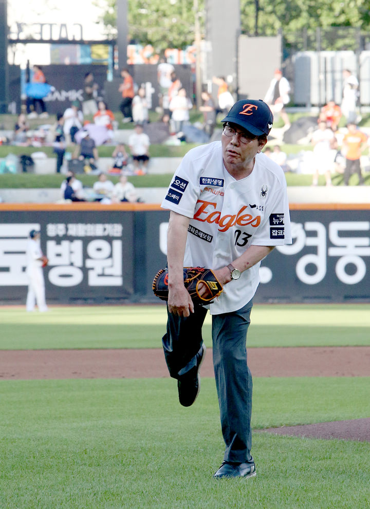 [보령=뉴시스] 대전한화생명볼파크에서 시구를 하는 김동일 보령시장. (사진=보령시청 제공) *재판매 및 DB 금지