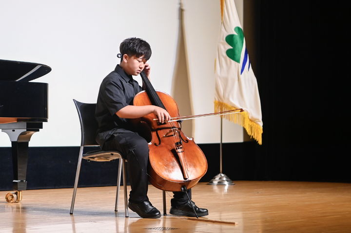 [원주=뉴시스] '꿈이룸 바우처'를 통해 첼로를 시작한 지 1년 6개월 만에 국제 콩쿠르 한국 본선에서 1위를 수상한 원주의 음악 인재 김석우 군. (사진=뉴시스 DB). photo@newsis.com *재판매 및 DB 금지