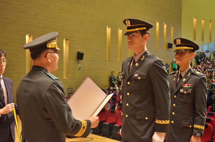 [구미=뉴시스] 정효훈 육군 소위가 대통령상을 수상하고 있다. (사진=경운대 제공) 2025.07.02 photo@newsis.com *재판매 및 DB 금지