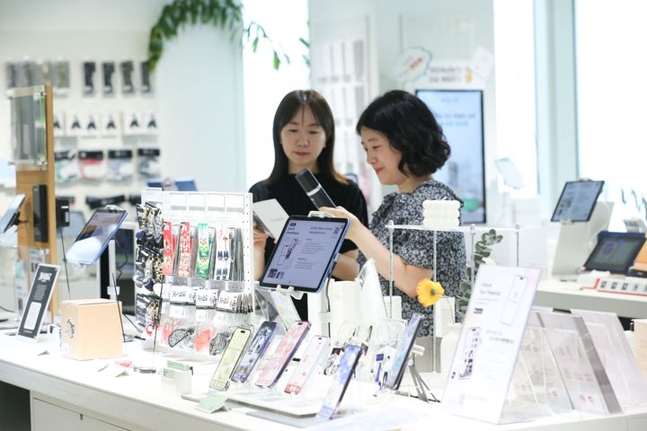 [서울=뉴시스] LG유플러스가 한국중소벤처기업유통원과 복합문화공간인 '일상비일상의틈byU+(일상비일상의틈)’에서 중소기업 제품 판매 공간을 마련하는 업무 협약을 체결했다. (사진=LGU+ 제공) *재판매 및 DB 금지