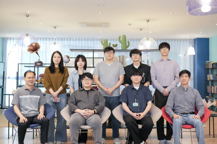 [울산=뉴시스] 구미현 기자 = UNIST 연구진. 사진 좌측하단부터 반시계 방향 유정우 교수, 노승현 연구원(제1저자), 김계현 연구원(제1저자), 손창희 교수. (UNIST 제공) photo@newsis.com *재판매 및 DB 금지